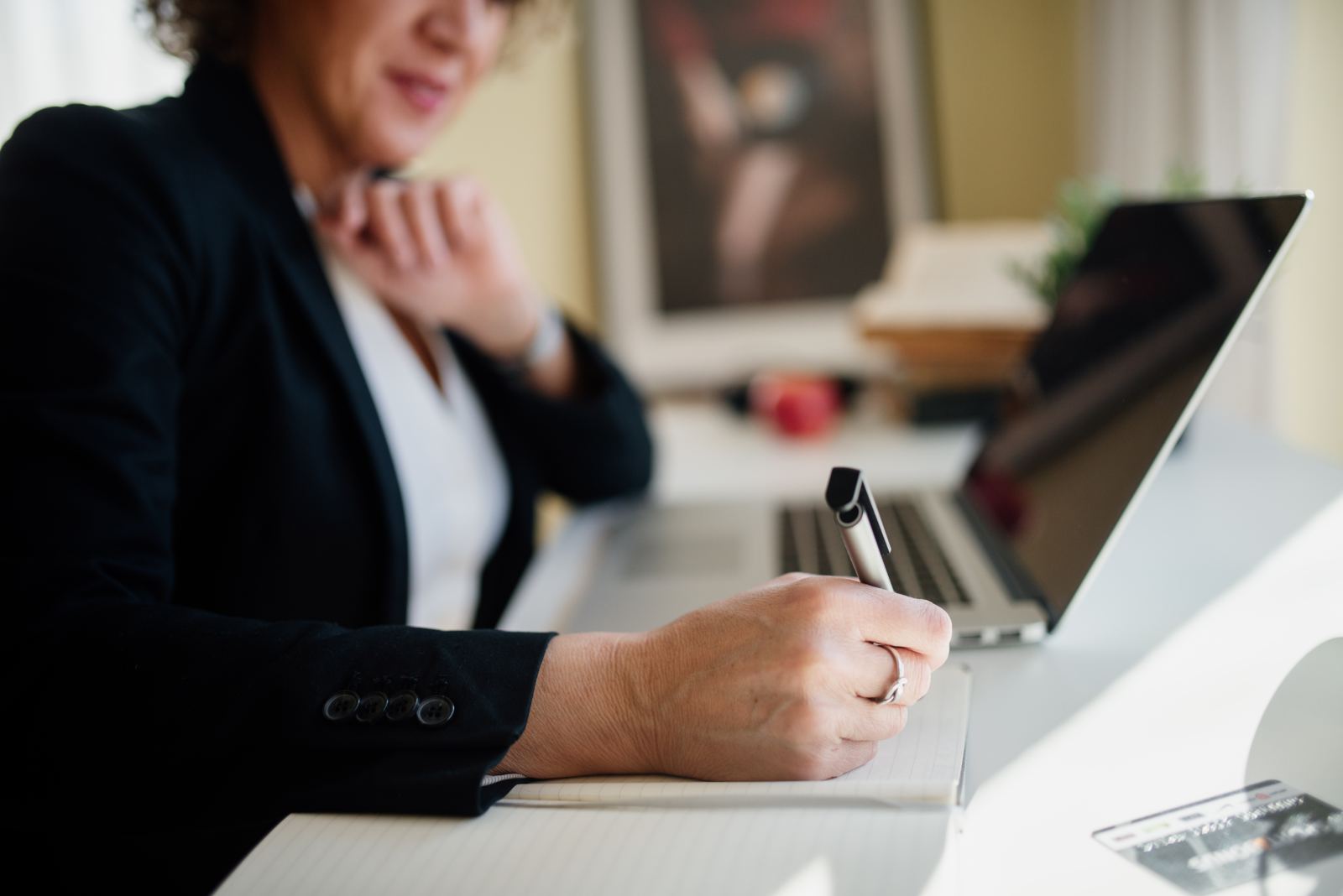 Conseillère au travail sur son ordinateur