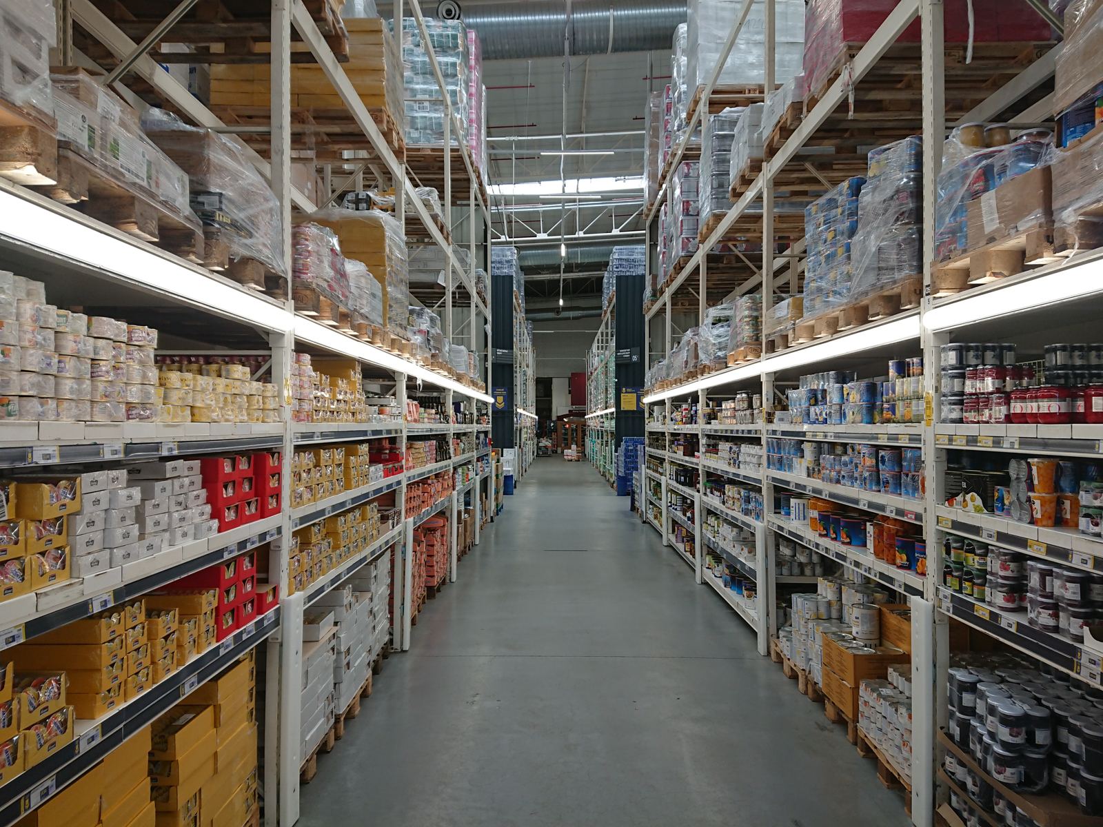 Allée d’entrepôt avec rayonnages de cartons